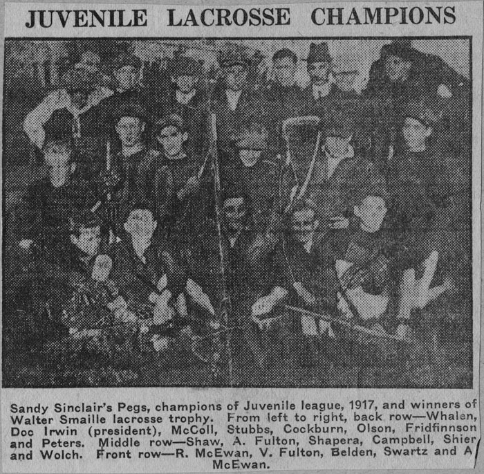 Sandy Sinclair’s Pegs, champions of the Juvenile league, 1917, and winners of the Walter Smaille Trophy » (« Les “Pegs” de Sandy Sinclair, champions de la ligue juvénile, 1917, et gagnants du trophée Walter Smaille