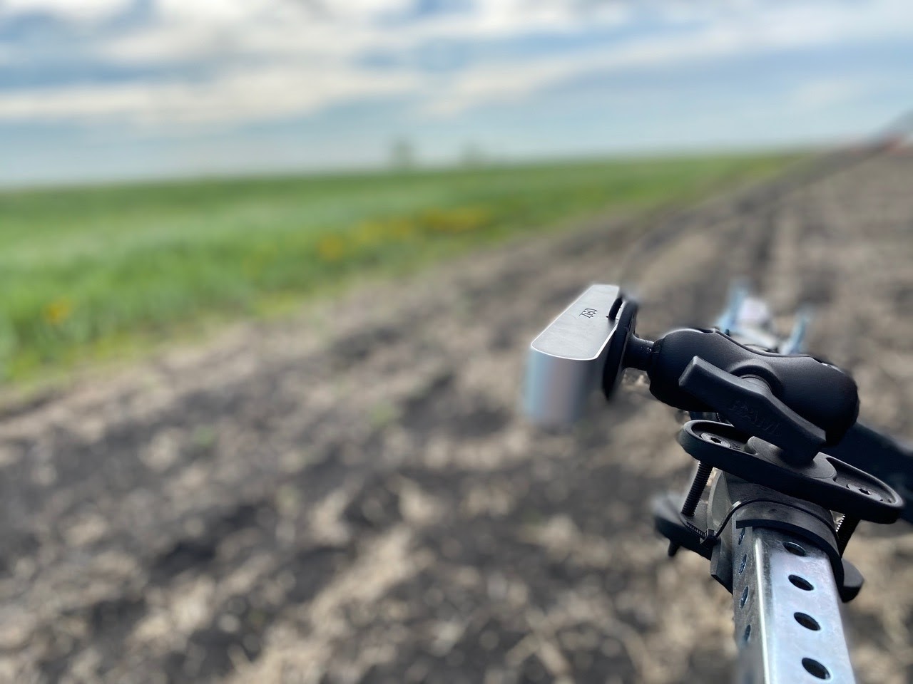 Photo d’un bras robotique effectuant des tests dans un champ agricole