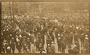 une grande foule de personnes debout dans la rue en 1919 à Winnipeg
