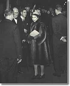 La princesse Elizabeth à la gare King's Cross en 1947, portant le manteau de castor qu'elle a reçu comme cadeau de noces de la Compagnie de la Baie d'Hudson