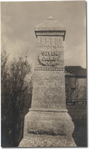 En 1823, un monument a été érigé pour commémorer l’événement qui s’était produit à Seven Oaks sept ans auparavant