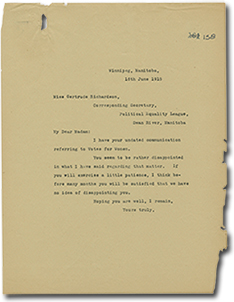 une lettre du le premier  ministre, T. C. Norris, à Gertrude Richardson, secrétaire de la Roaring  River Political Equality League. Archives  du Manitoba, Premier’s office files, EC 0016,  GR1665, 158. Roaring River  Political Equality League’s resolution re Premier’s attitude to female suffrage, June 1915, G 528.