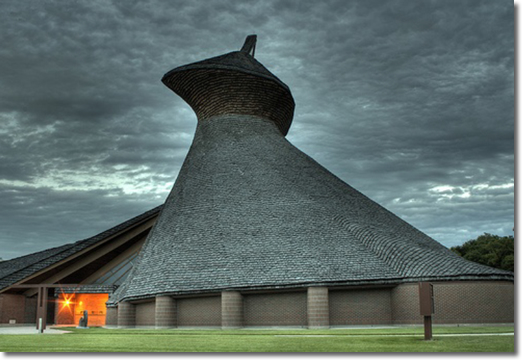 L’église catholique romaine du Précieux-Sang (1968) est un exemple 