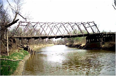 Pont à poutre triangulée en bois
