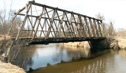 Pont à poutre triangulée en bois de Gardenton