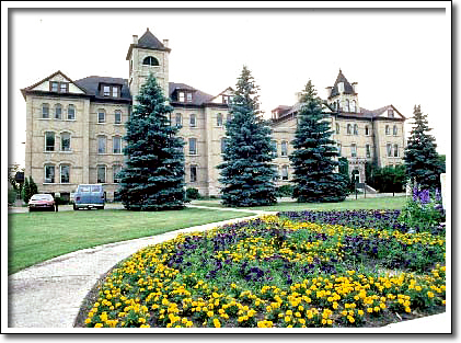 âtiments Brandon College et Clark Hall