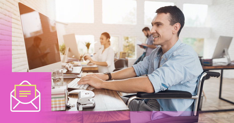 Jeune adulte souriant travaillant sur un ordinateur à un bureau.
