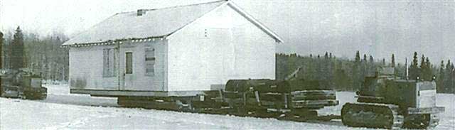 Le village minier de Sherridon, au Manitoba, a été déménagé par convoi d’engin à chenilles dans la nouvelle ville minière de Lynn Lake, construite sur place dans les années 1950 pour Sherrit Gordon Mines.