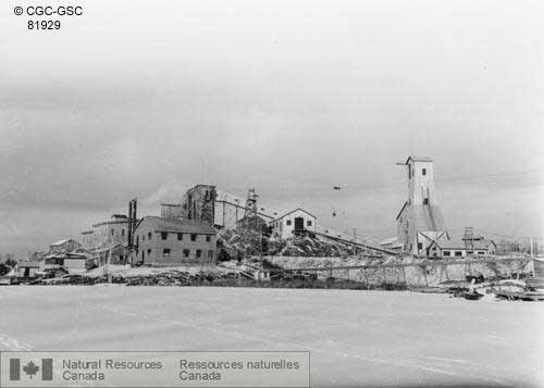 Usine de traitement, bureau et puits de mine no 3, mine d'or San Antonio, à Rice Lake, au Manitoba.
