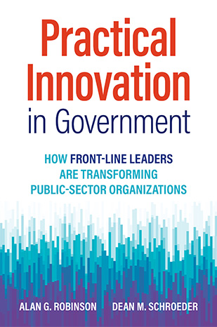 Couverture du livre &laquo; Practical Innovation in Government &raquo;. Le design pr�sente un texte rouge et bleu en gras sur fond blanc, avec un motif de barres verticales dans des tons de bleu et de turquoise s'�levant du bas comme des lignes de donn�es stylis�es ou des silhouettes de paysage urbain.