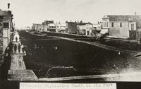 Vue de la rue Main, vers le sud, a partir de lavenue Graham; on y voit une large chausse boueuse et des trottoirs de bois.