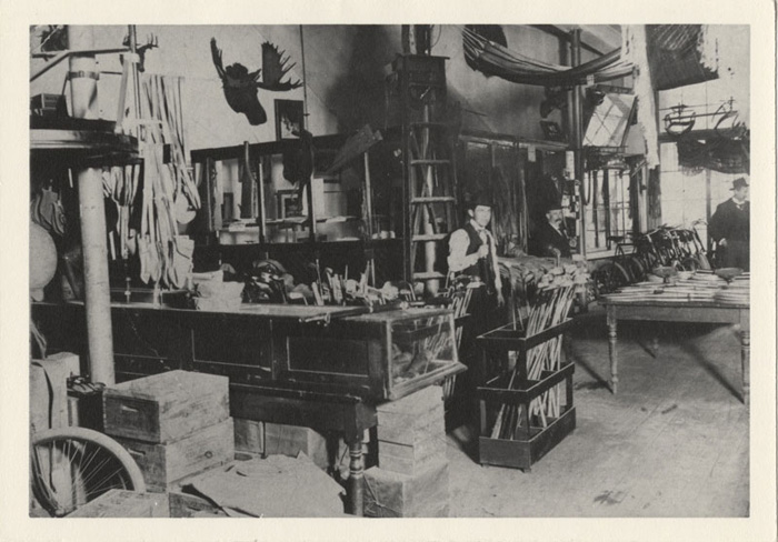 Photo de l'intrieur de l'armurerie Hingston-Smith Arms Co., vers 1897