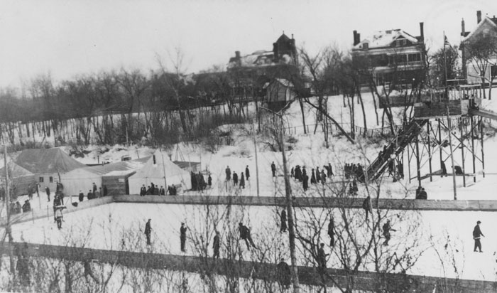 Partie de hockey sur la rivière Assininiboine au pied de la rue Kennedy, v. 1915  
