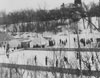 Partie de hockey sur la rivière Assininiboine au pied de la rue Kennedy, v. 1915 