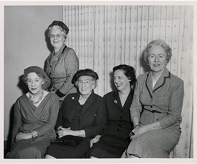 Photo des membres du conseil d'administration du WMC : Mme Heaton, Mme Collum, Mme Riley, Mme Tanner et Mme Luck, années 1960